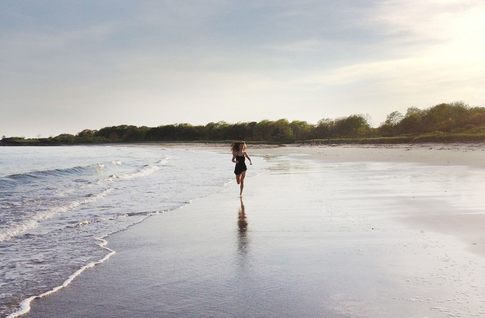 IMG_5675-clean-living-guide-barefoot-running-beach-fitness-wellness-tips-chi-running-1000
